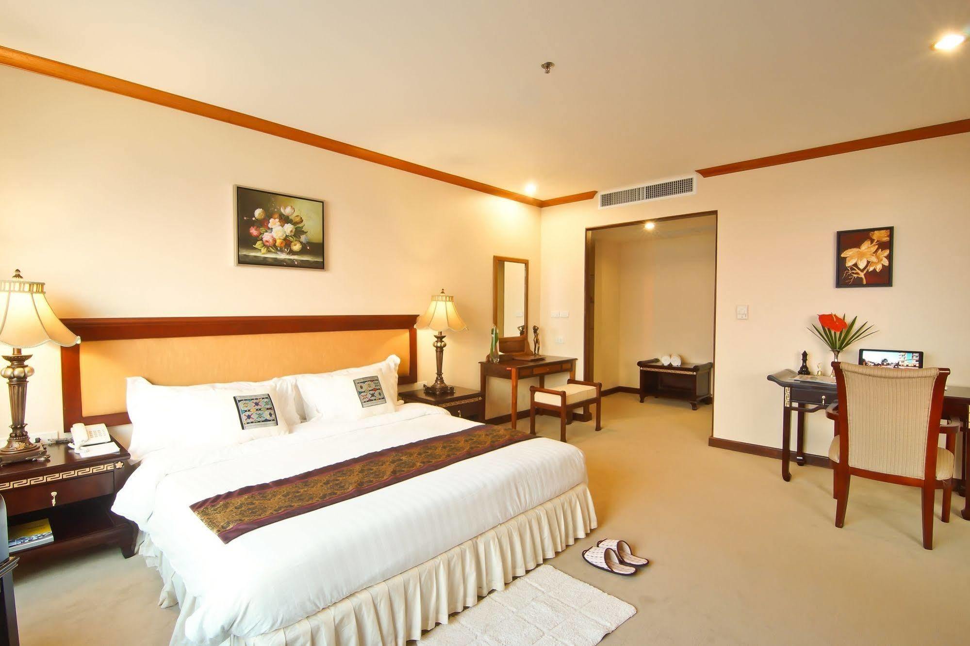 Champasak Grand Hotel Паксе Экстерьер фото