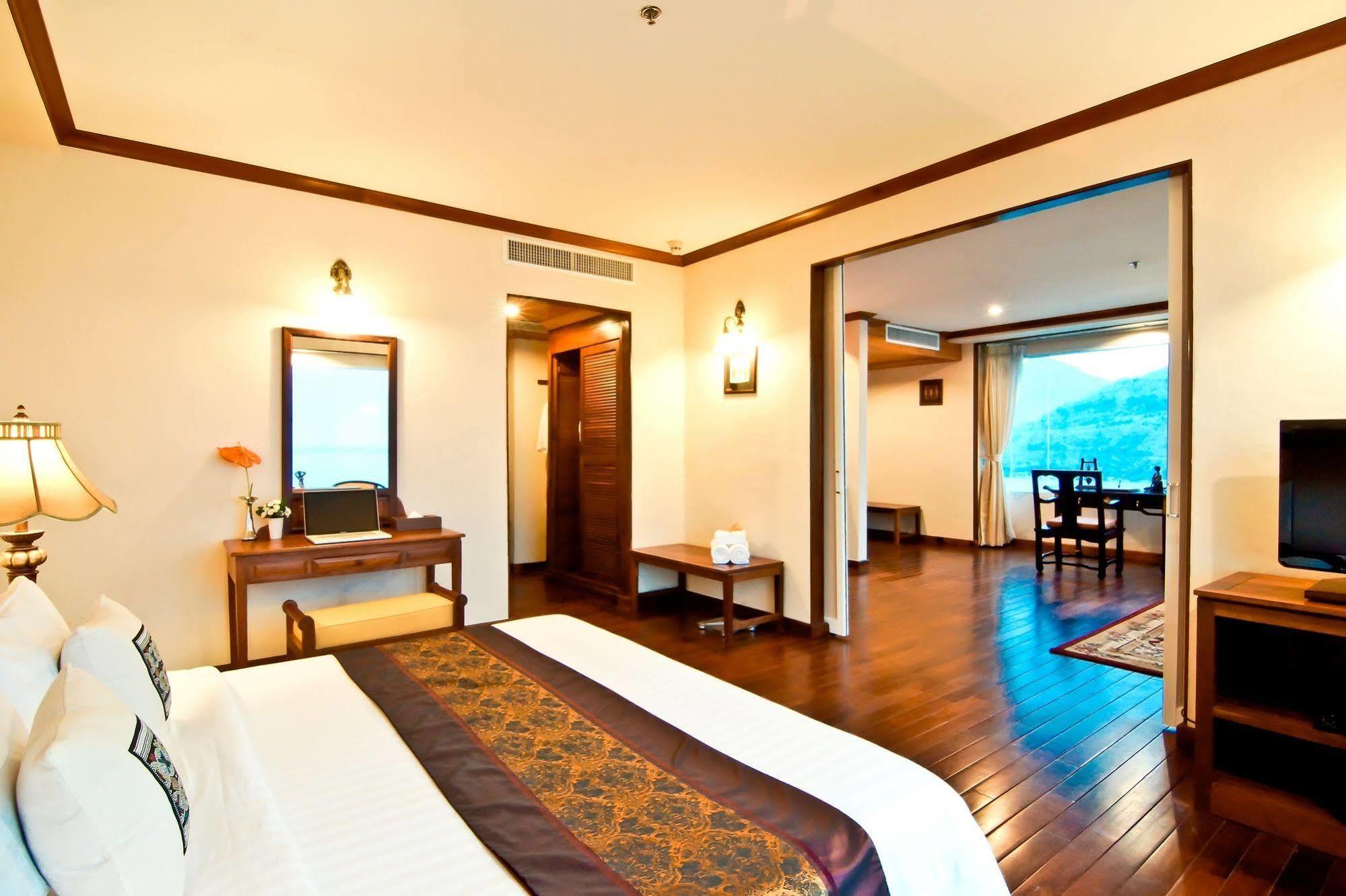 Champasak Grand Hotel Паксе Экстерьер фото