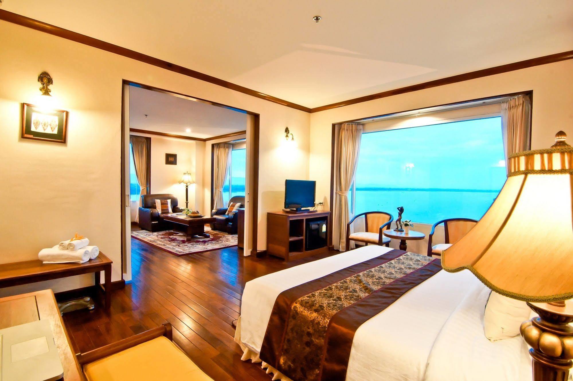 Champasak Grand Hotel Паксе Экстерьер фото